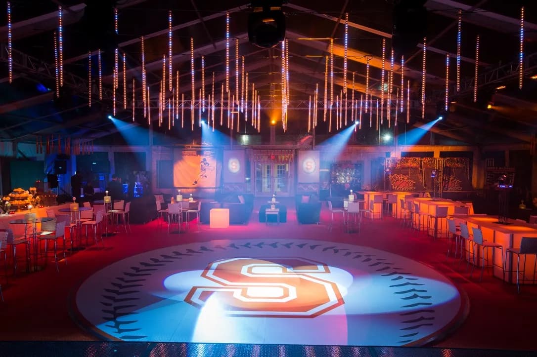 A black-tie gala in the round with full production lighting by Nicholson Events